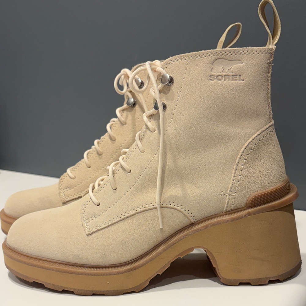 Sorel Women's Tan Lace-Up Boots